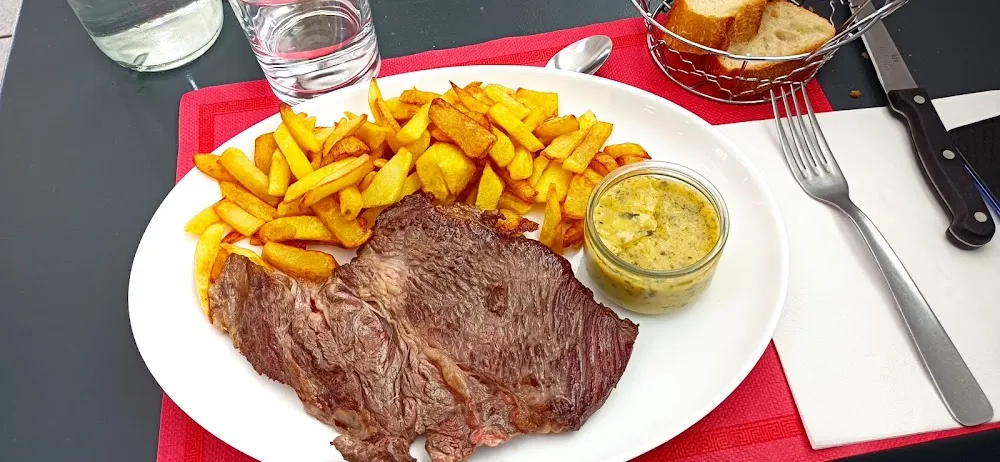 Pièce de Boeuf Avec Frites Et Sauce Béarnaise Maison
